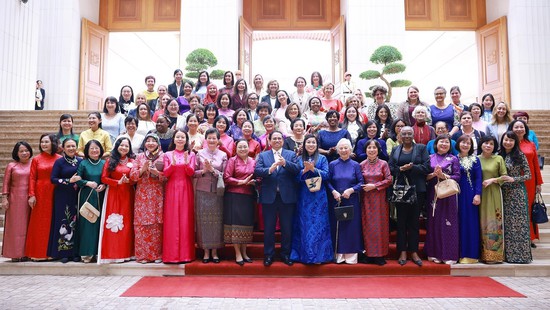Thủ tướng Phạm Minh Chính gặp mặt các nhà ngoại giao nữ Việt Nam và quốc tế