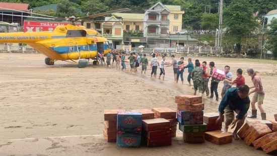 Bộ Quốc phòng huy động trực thăng mang hàng cứu trợ người dân cùng lũ Nghệ An