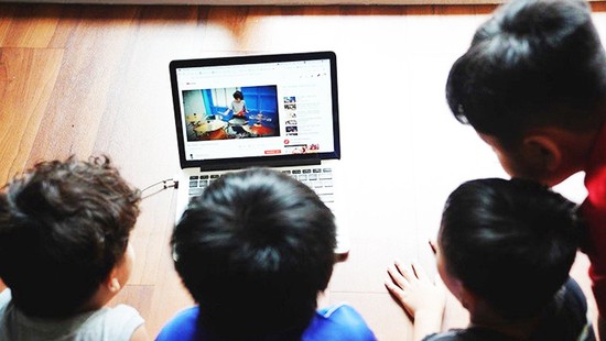 Anh: Mạnh tay bảo vệ trẻ em trên không gian mạng
