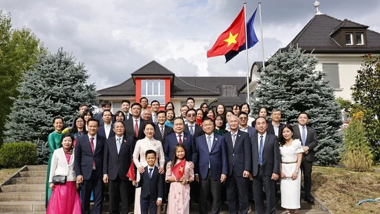 Chủ tịch Quốc hội Trần Thanh Mẫn gặp gỡ cộng đồng người Việt Nam tại Thụy Sĩ
