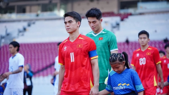Tiền vệ Khuất Văn Khang: ‘Tôi không coi băng đội trưởng là gánh nặng’