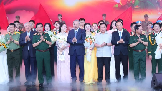 Tổng Bí thư Tô Lâm dự giao lưu nghệ thuật “Khắc ghi lời Bác - vang nhịp quân hành”