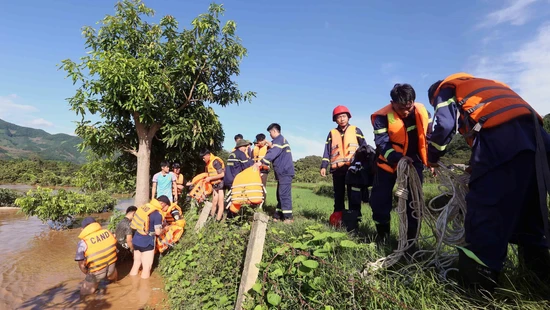 Hình ảnh giải cứu 6 người dân xã Chiềng Khương, Sơn La mắc kẹt trong mưa lũ