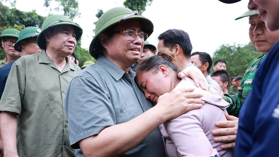 Thủ tướng thăm hỏi, động viên nhân dân thiệt hại do mưa lũ tại tỉnh Điện Biên