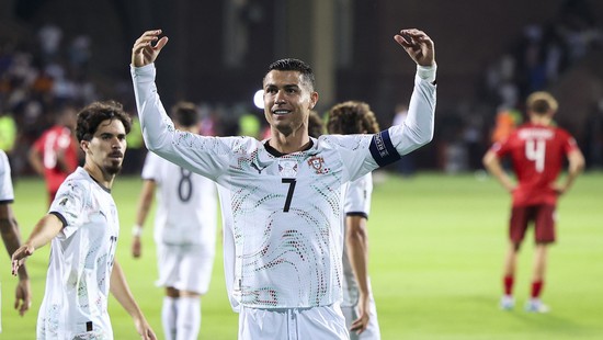 Ronaldo đang bay đến cột mốc 1.000 bàn