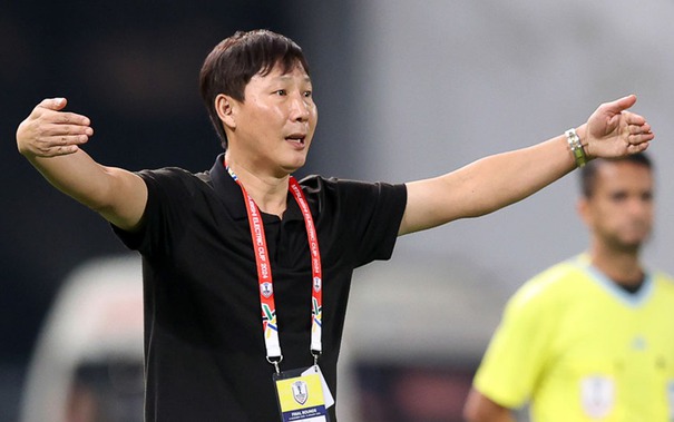 Báo Hàn Quốc ca ngợi hành động đặc biệt của HLV Kim Sang Sik, phơi bày sự thật về HLV đội nhà ở giải Châu Á 