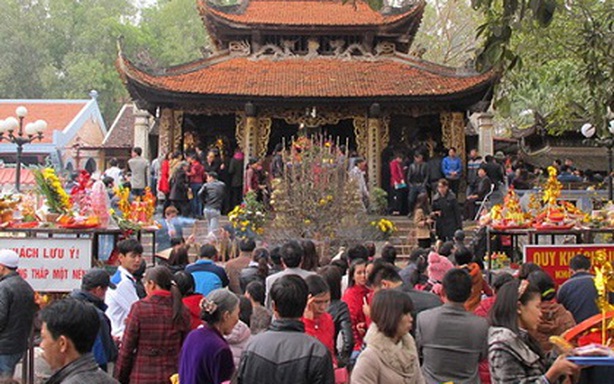 VIDEO: Du khách tấp nập đổ về Đền Bà chúa kho xin lộc đầu năm