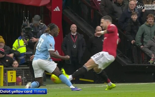 Cựu trọng tài Ngoại hạng Anh khẳng định sao MU đáng lẽ phải bị đuổi ở derby Manchester