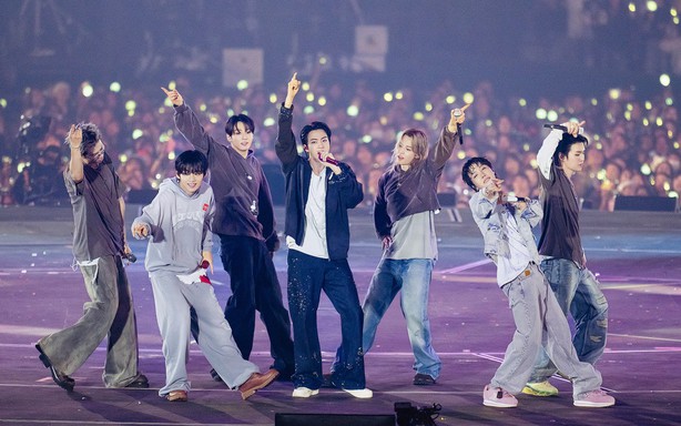 BTS trở thành nhóm nhạc đầu tiên trong lịch sử vượt mốc 10 tỷ lượt nghe trên Spotify trong một năm