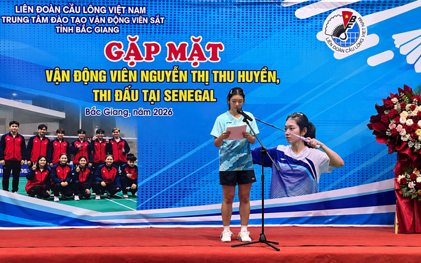 Thu Huyền, Hoàng Quy cầm cờ tại lễ khai mạc Olympic trẻ
