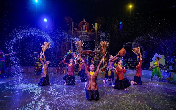 Chuyển đổi số từ quầy vé truyền thống (kỳ 1): "Cú chạm" không chỉ làm thay đổi một thói quen