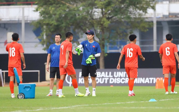 HLV Kim Sang Sik chia tay trợ lý người Hàn Quốc sau FIFA ASEAN Cup