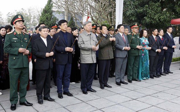 Tổng Bí thư Tô Lâm dâng hương tưởng niệm các lãnh đạo tiền bối của Đảng