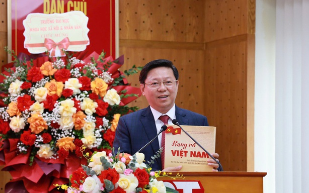 Giới thiệu cuốn sách "Rạng rỡ Việt Nam - Dấu ấn thành tựu nhiệm kỳ Đại hội đại biểu toàn quốc lần thứ XIII của Đảng"