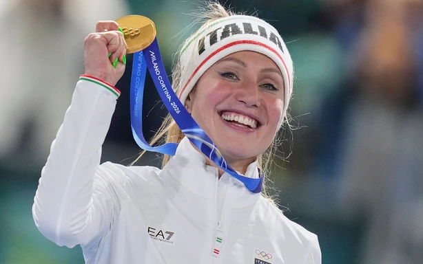 Lollobrigida trở thành nữ VĐV Italy đầu tiên vô địch Olympic ở môn trượt băng tốc độ đúng ngày sinh nhật tuổi 35