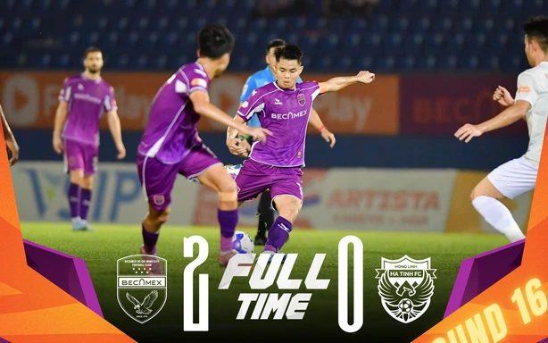 HLV Kim Sang Sik liên tục chứng kiến siêu phẩm ở V-League