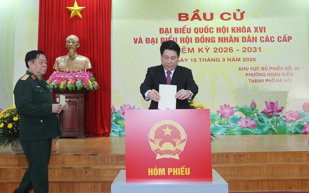 Chủ tịch nước Lương Cường bỏ phiếu tại khu vực bỏ phiếu số 26, phường Hoàn Kiếm, Hà Nội