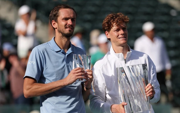 Jannik Sinner đã khuất phục một Medvedev lì lợm như thế nào?