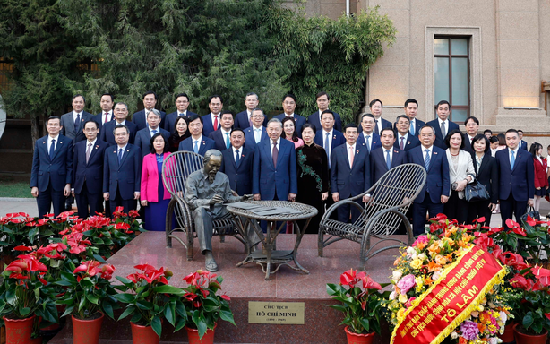 Tổng Bí thư, Chủ tịch nước và Phu nhân gặp gỡ cộng đồng người Việt Nam tại Trung Quốc