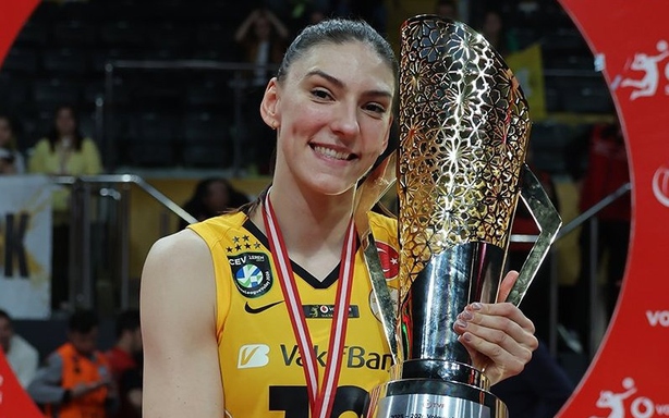 Siêu sao bóng chuyền Serbia lần đầu đăng quang ở giải VĐQG Thổ Nhĩ Kỳ sau 11 năm thi đấu