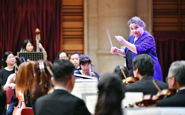 Nữ nhạc trưởng Zahia Ziouani: "Tôi muốn âm nhạc thuộc về mọi không gian"