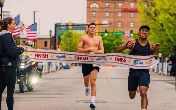 Runner bị mất HCV marathon ngay sát vạch đích vì... ăn mừng quá sớm