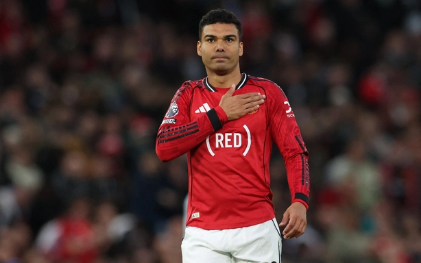 MU gây ngỡ ngàng với logo khác lạ ở trận thắng Brentford