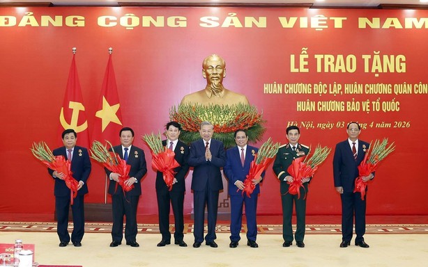 Lễ trao tặng Huân chương cao quý cho các đồng chí lãnh đạo Đảng, Nhà nước và cán bộ cấp cao