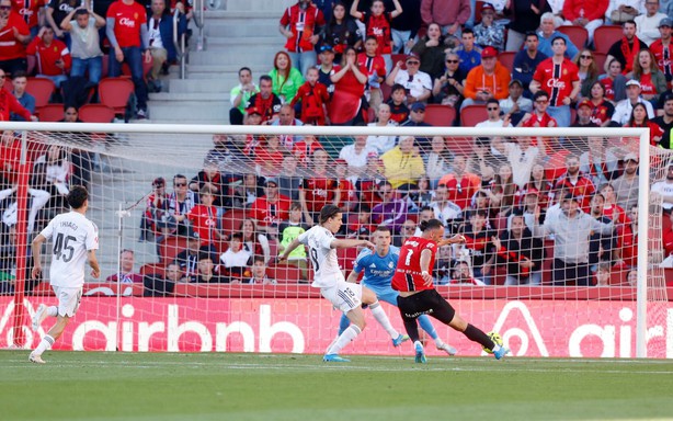 Cuộc đua vô địch La Liga: Real Madrid tung cờ trắng