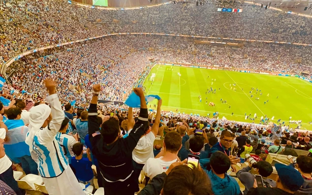 Ký ức World Cup 2022: Messi trên sân, "Muchachos" vang lên trên khán đài