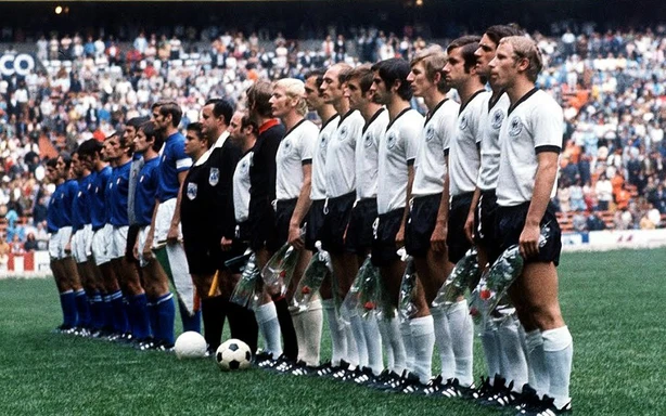 Chuyện World Cup ngày xưa: 30 phút điên rồ & tấm bia vinh danh trận bán kết