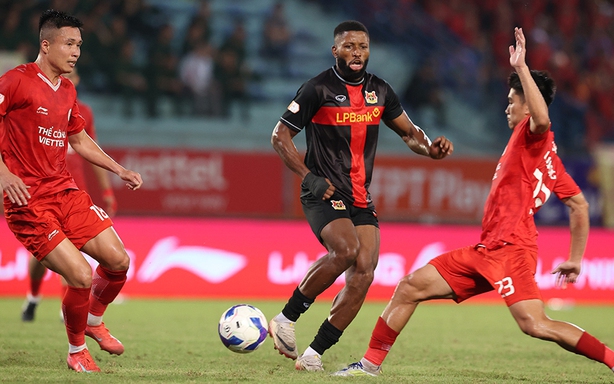 CAHN đã vô địch nhưng V-League còn 'nóng'
