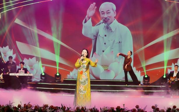 Chương trình nghệ thuật chính luận “Sáng mãi tên Người”