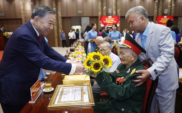 Tổng Bí thư, Chủ tịch nước dự Lễ trao tặng Huy hiệu Đảng cho đảng viên lão thành của Đảng bộ Hà Nội