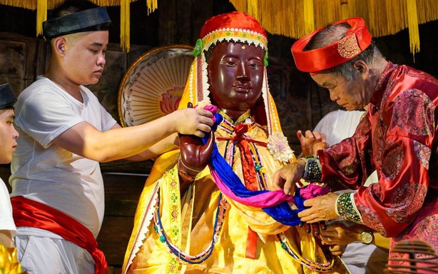 Ấn tượng nghi thức "Phong áo Phật" tại Lễ hội làng Keo