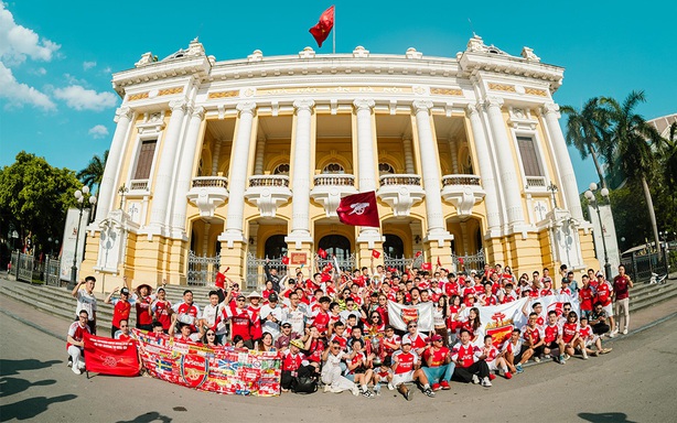 Bất chấp nắng nóng 40 độ, fan Arsenal ăn mừng chức vô địch hoành tráng tại Thủ đô