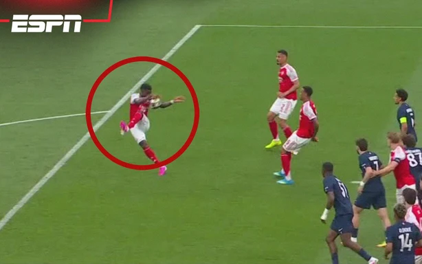 Vì sao Arsenal không bị thổi phạt đền dù Saka chạm tay rõ ràng?