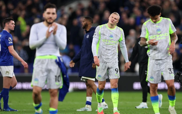 Những trận hòa khiến Man City dâng cúp cho Arsenal
