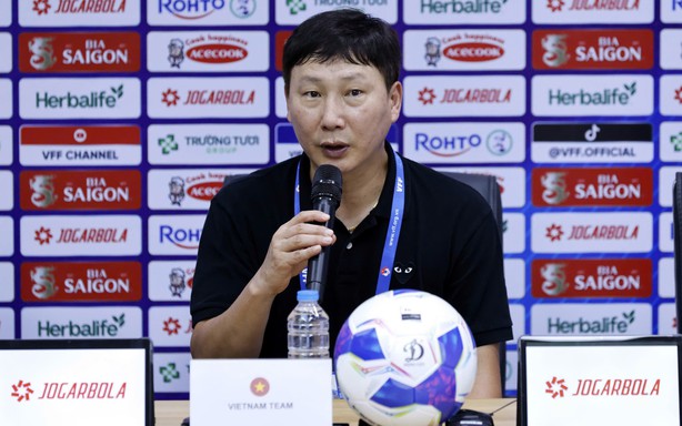 HLV Kim Sang Sik:  'Đình Bắc cạnh tranh với Xuân Son tốt cho đội tuyển Việt Nam'