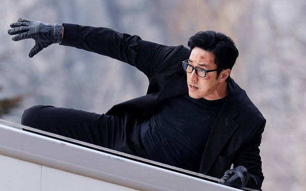 Từ cơn sốt "Agent Kim Reactivated" nhìn lại hành trình nhiều vai trò của So Ji Sub