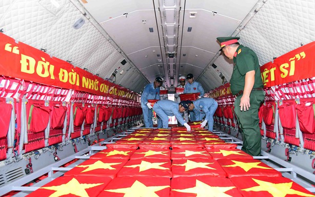 Chuyến bay đặc biệt đưa 7.104 mẫu hài cốt liệt sĩ ra Hà Nội đi tìm danh tính