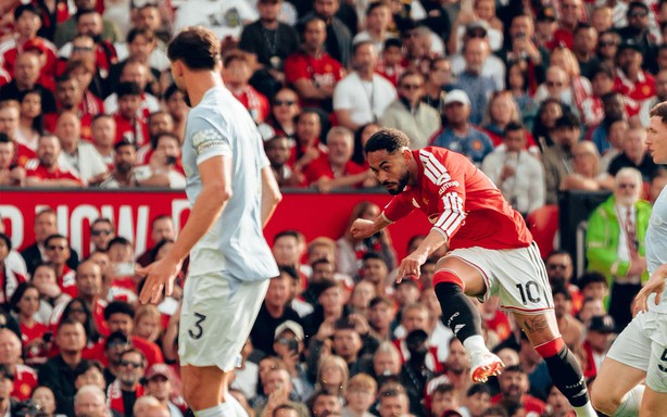 Cơ quan trọng tài Premier League xin lỗi MU, liệu kết quả derby Manchester có thay đổi?