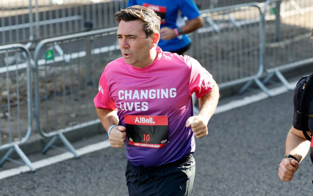 Thủ tướng Anh 56 tuổi chạy bán marathon dưới 2 giờ