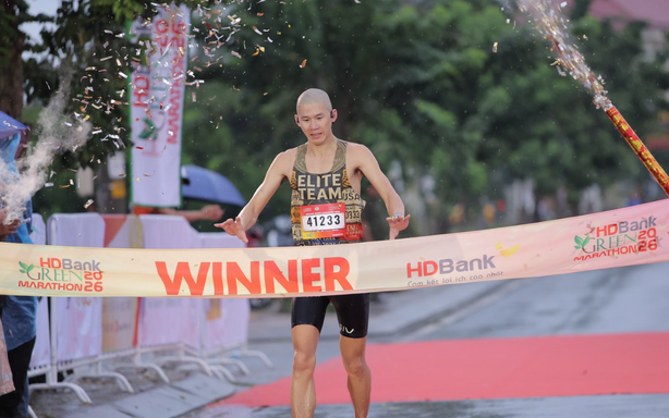 Triệu Tiến Luyện lập hat-trick tại đường đua xanh Cần Giờ