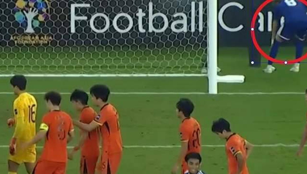 Tiết lộ: Cầu thủ U23 Nhật Bản xem 'tài liệu' của thủ môn U23 Trung Quốc ngay trước quả 11m quan trọng