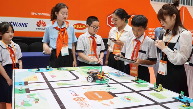 Con người giữ vai trò trung tâm trong giáo dục thông minh