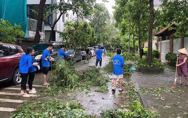 Thanh niên Thủ đô tích cực khắc phục hậu quả do bão số 3 gây ra