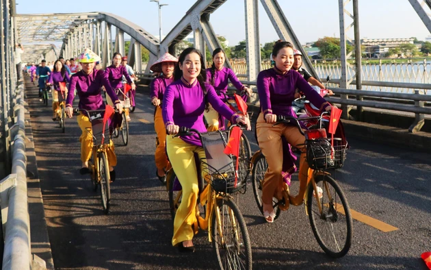 Ngắm hình ảnh "Áo dài qua phố" tuyệt đẹp trong buổi sáng Cố đô Huế