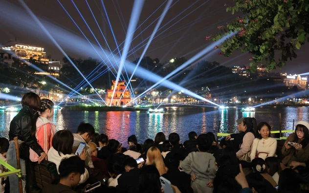 Người dân Thủ đô tập trung ở khu vực Hồ Gươm đón năm mới 2026