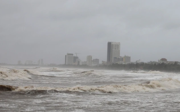 Chuyên gia dự báo bão Nokaen tiếp tục di chuyển và có khả năng mạnh lên